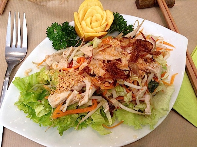 salade-de-poulet-vietnamien-restaurant-le-pousse-pousse