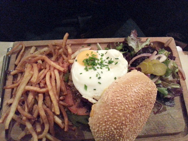 captain-b-hugh-burger-restaurant-paris-burger