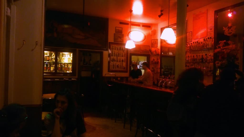 Photo de l'intérieur du restaurant mexicain La Perla Bar, le soir