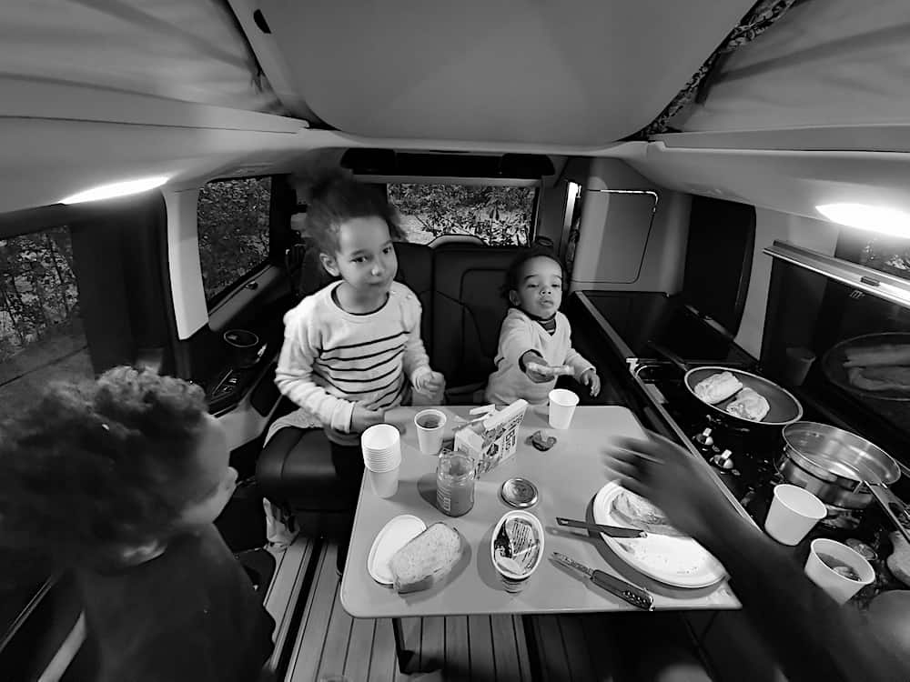 camping-car-van-road-trip-famille-enfant