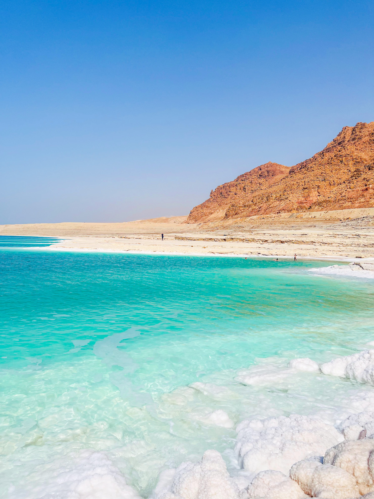 la-mer-morte-jordanie-se-baigner-plage-hotels